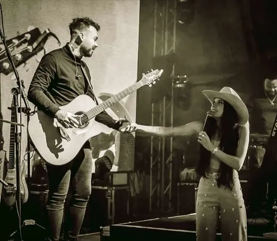 Will no palco com a cantora Ana Castela
