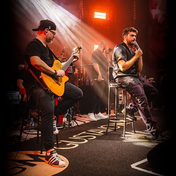 Juninho no palco com Gustavo Mioto